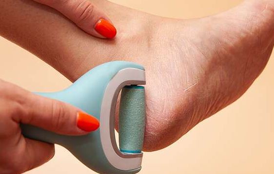 How to use the electric callus remover?